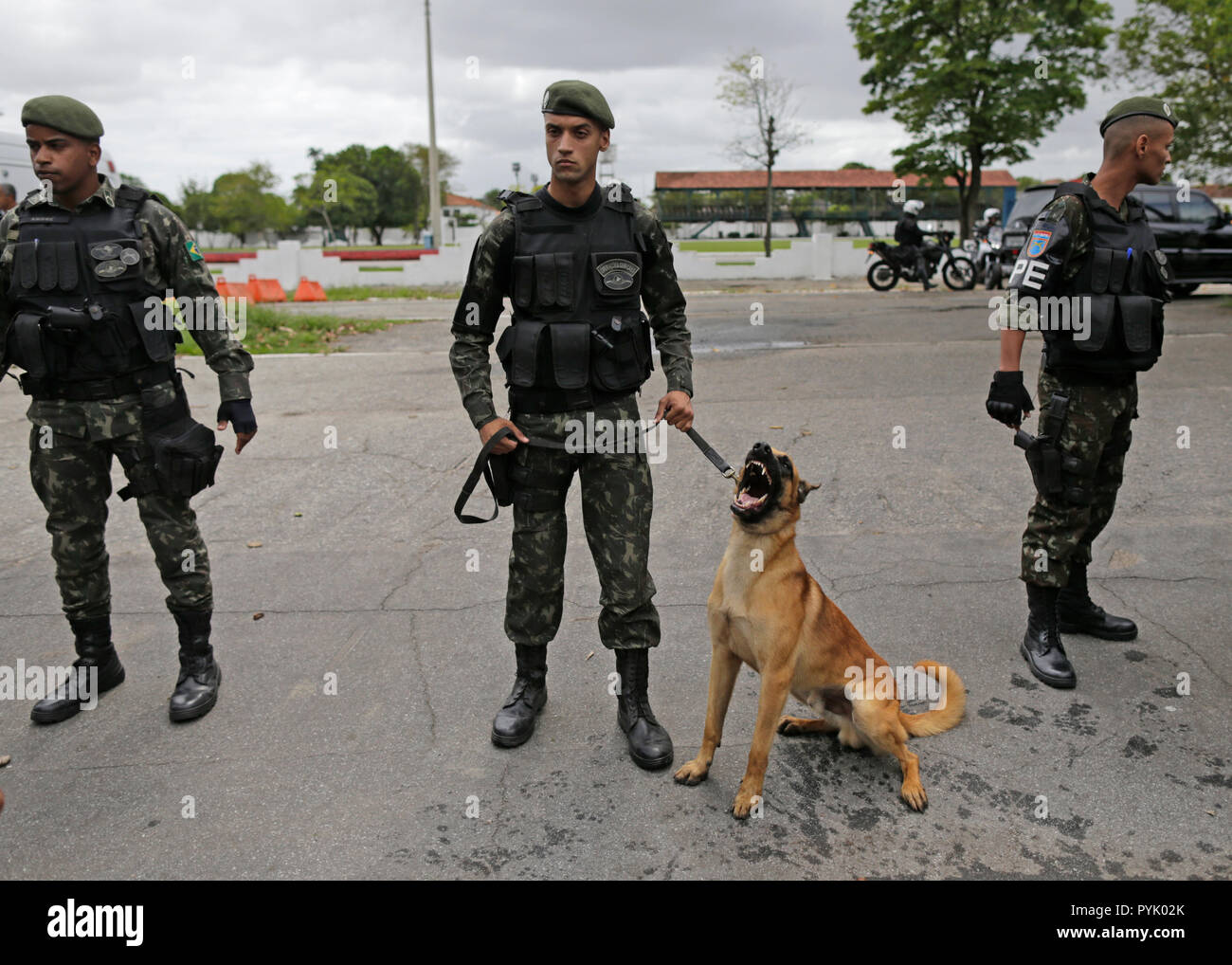 Rio de Janeiro, Brésil. 28 Oct, 2018. Soldats qui gardaient un bureau de scrutin avec un chien. L'élection présidentielle a commencé au Brésil. L'ultra-droite ex-Bolsonaro militaire était de 55 à 54  % d'avance sur ses concurrents dans les derniers sondages. Crédit : Fabio Teixeira/dpa/Alamy Live News Banque D'Images