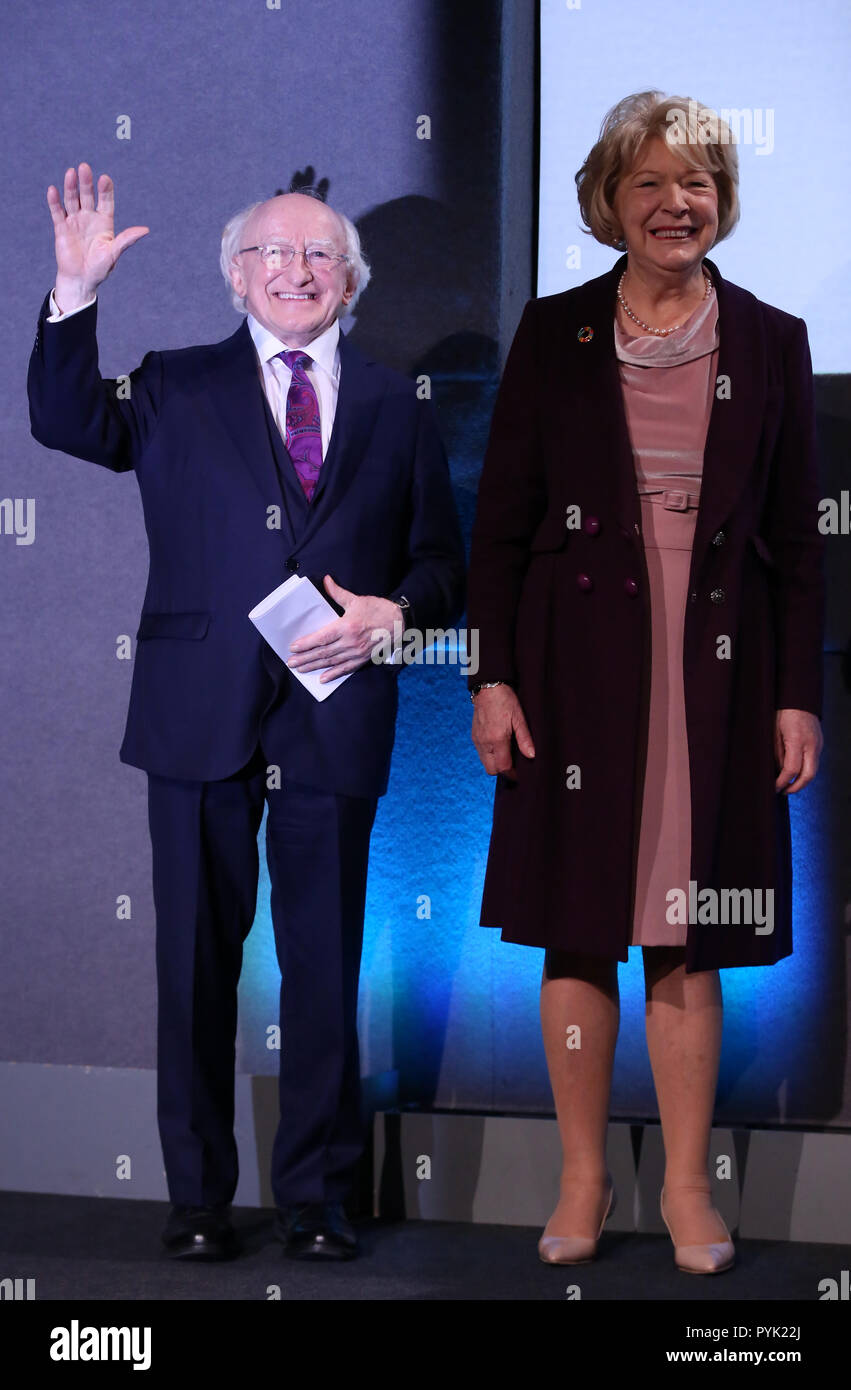 Dublin, Irlande. 27 Oct, 2018. Président de l'Irlande, Michael D. Higgins, au centre des résultats dans le château de Dublin, avec son épouse Sabine, où il a été annoncé qu'il avait gagné son deuxième mandat de Président, avec un record de 58  % des voix. Photo : Sam Boal/RollingNews.ie Banque D'Images