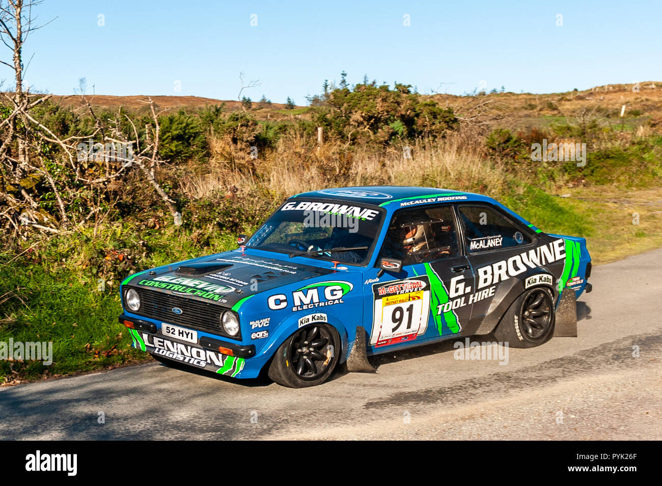 Ballydehob, West Cork, Irlande. Sur une journée d'octobre ensoleillée, d'éventuels gagnants Damien Tourish rallye McAlaney Donald Mormaer et voler le long de la route dans un stade précoce de la Fastnet 2018 rallye organisé par le Club de voiture de Skibbereen. Credit : Andy Gibson/Alamy Live News. Banque D'Images