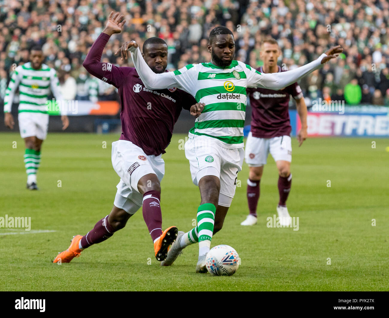 Le stade de Murrayfield, Edinburgh, UK. 28 Oct, 2018. Coupe de la ligue écossaise de football, demi-finale, le Cœur du Midlothian contre Celtic ; Clevid Dikamona de Cœurs et d'Odsonne Edouard de crédit Celtique : Action Plus Sport/Alamy Live News Banque D'Images