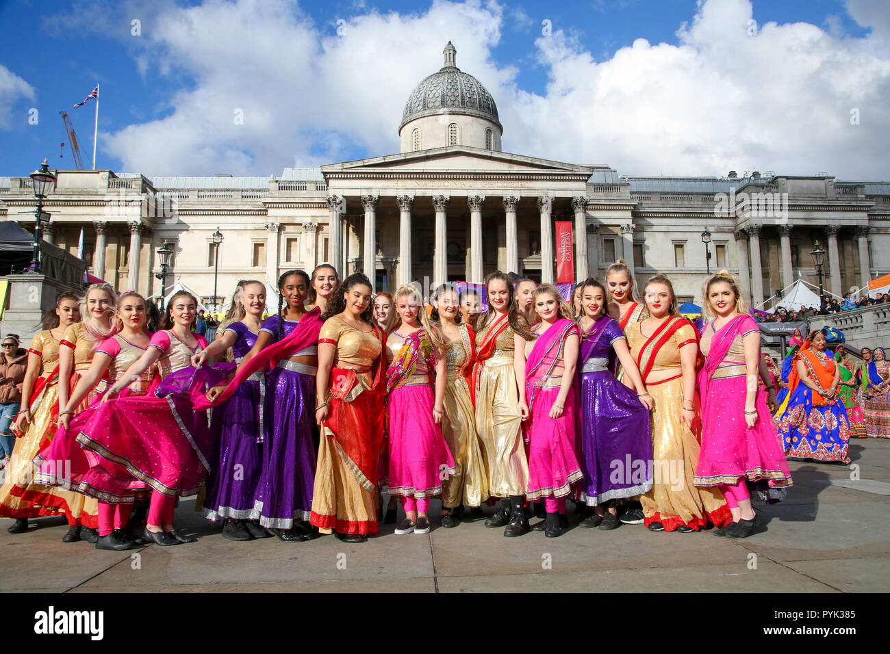 Trafalgar Square, Londres, Royaume-Uni. 28 Oct 2018 - Interprètes pendant la Danse Ghoomar masse - un Gujarati traditionnelle folk dance de la tribu Bhil effectuée dans le culte à la Déesse Sarasvati, étaient les danseurs virevoltant dans et hors d'un large cercle. Des centaines d'hindous, sikhs, les jaïns et les gens de toutes les communautés y assister célébrations du Diwali à Londres - fête de la lumière, Diwali à Londres est célébré chaque année avec un concert gratuit de religieux traditionnel et contemporain asiatique de la musique et de la danse. Credit : Dinendra Haria/Alamy Live News Banque D'Images