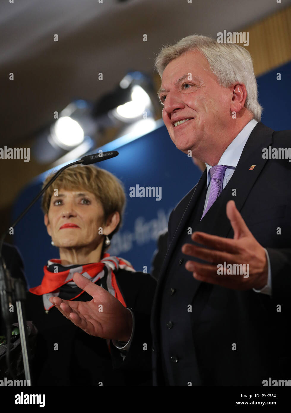 Wiesbaden, Allemagne. 28 Oct, 2018. L'allemand l'Union chrétienne-démocrate (CDU) et le premier candidat de premier plan de l'état de Hesse Volker Bouffier (R) parle après l'état initial les résultats de l'élection de Hesse est sorti à Wiesbaden, Allemagne, le 28 octobre, 2018. L'Union chrétienne-démocrate, dirigé par la chancelière allemande, Angela Merkel, a subi une grande perte dans l'élection d'état dimanche en Hesse, en fonction de la prévision initiale par le radiodiffuseur public ARD. Credit : Luo Huanhuan/Xinhua/Alamy Live News Banque D'Images