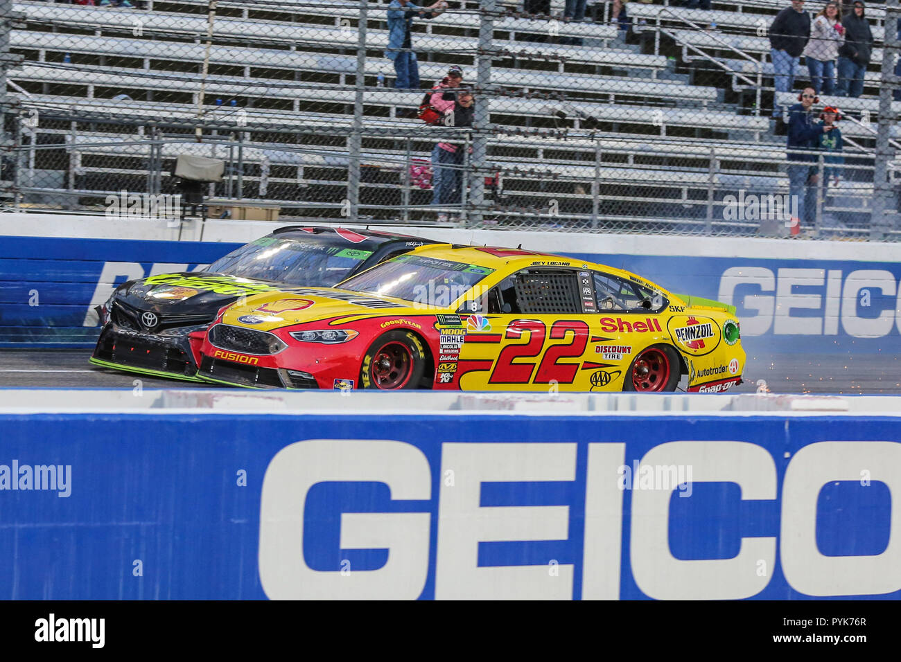 Ridgeway, VA, USA. 28 Oct, 2018. Monster Energy Cup NASCAR drivers série Joey Logano (22) et Martin Truex Jr. (78) bang mutuellement la course pour le drapeau à damier au cours de la première 500 Données à Ridgeway, VA. Jonathan Huff/CSM/Alamy Live News Banque D'Images