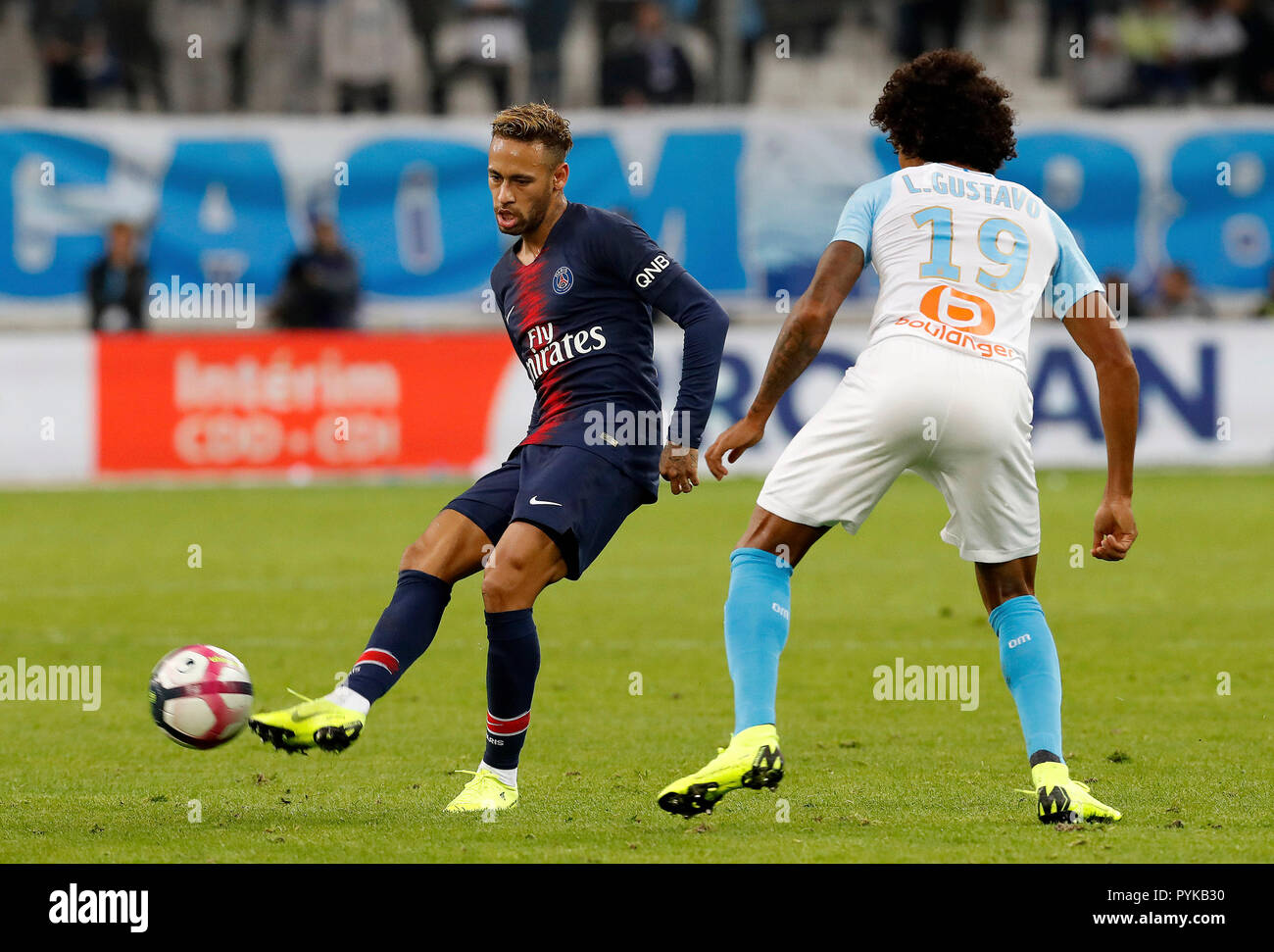 Marseille. 28 Oct, 2018. Neymar (C) du Paris Saint-Germain rivalise avec  Adil Rami (R) de l'Olympique de Marseile au cours de la Ligue 1 match entre  Paris Saint-Germain et l'Olympique de Marseile