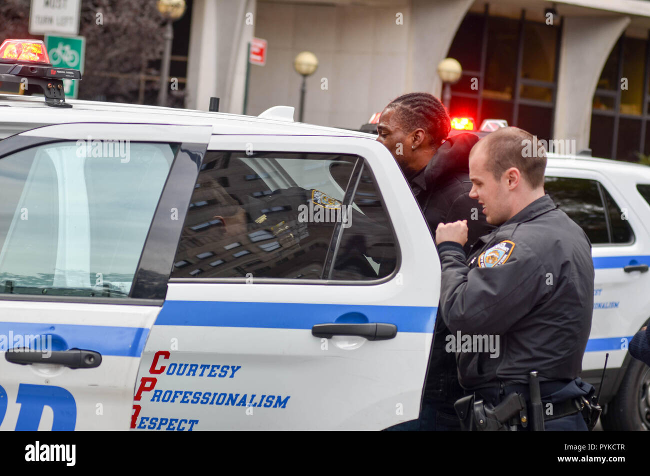 Officiers de NYPD sont vu l'arrestation d'une bike messenger pour des raisons inconnues à la 7e Avenue et 59e rue (Central Park) à New York. Banque D'Images