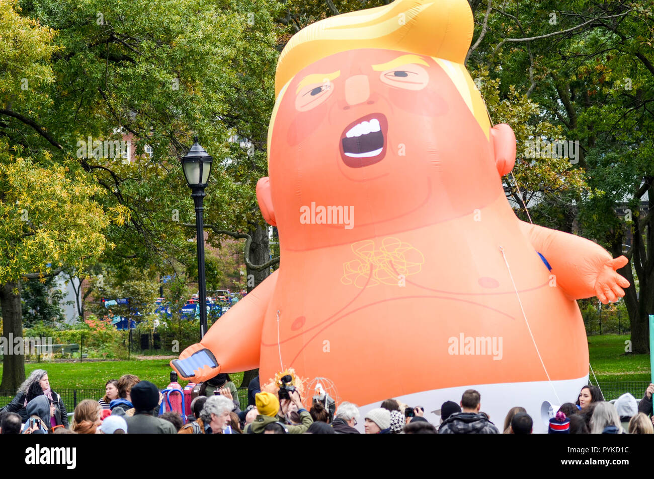 Un Pieds De Grand Bebe Trump Vu Ballon Gonfle Au Cours D Une Manifestation A Battery Park A New York City Appelant A La Destitution Du President Donald Trump Un Certain Nombre Un Pieds De Grand Bebe Trump Vu Ballon Gonfle Au Cours D Une Manifestation A Battery Park A New York City Appelant A La Destitution Du President Donald Trump Un Certain Nombre