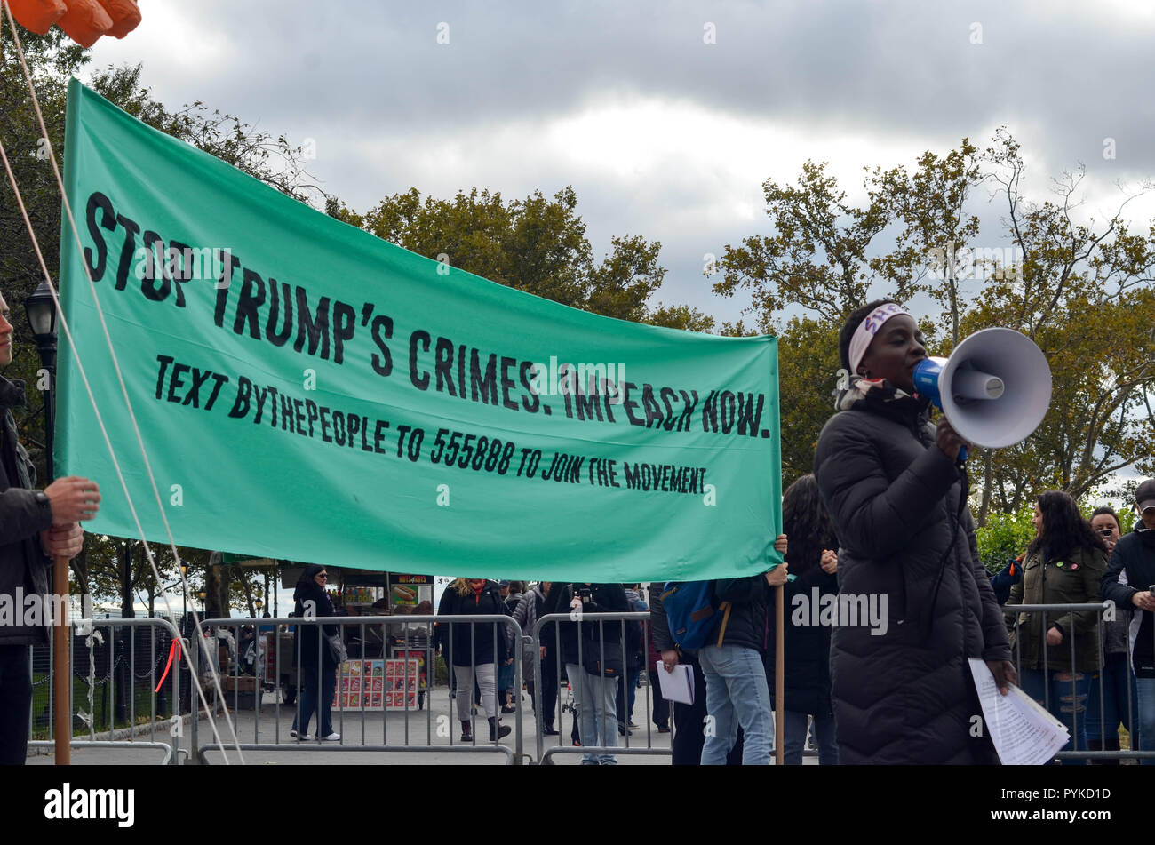 Les manifestants se sont réunis à Battery Park à New York City appelant à la destitution du président Donald Trump. Un certain nombre de partisans pro-Trump étaient également présents. Banque D'Images