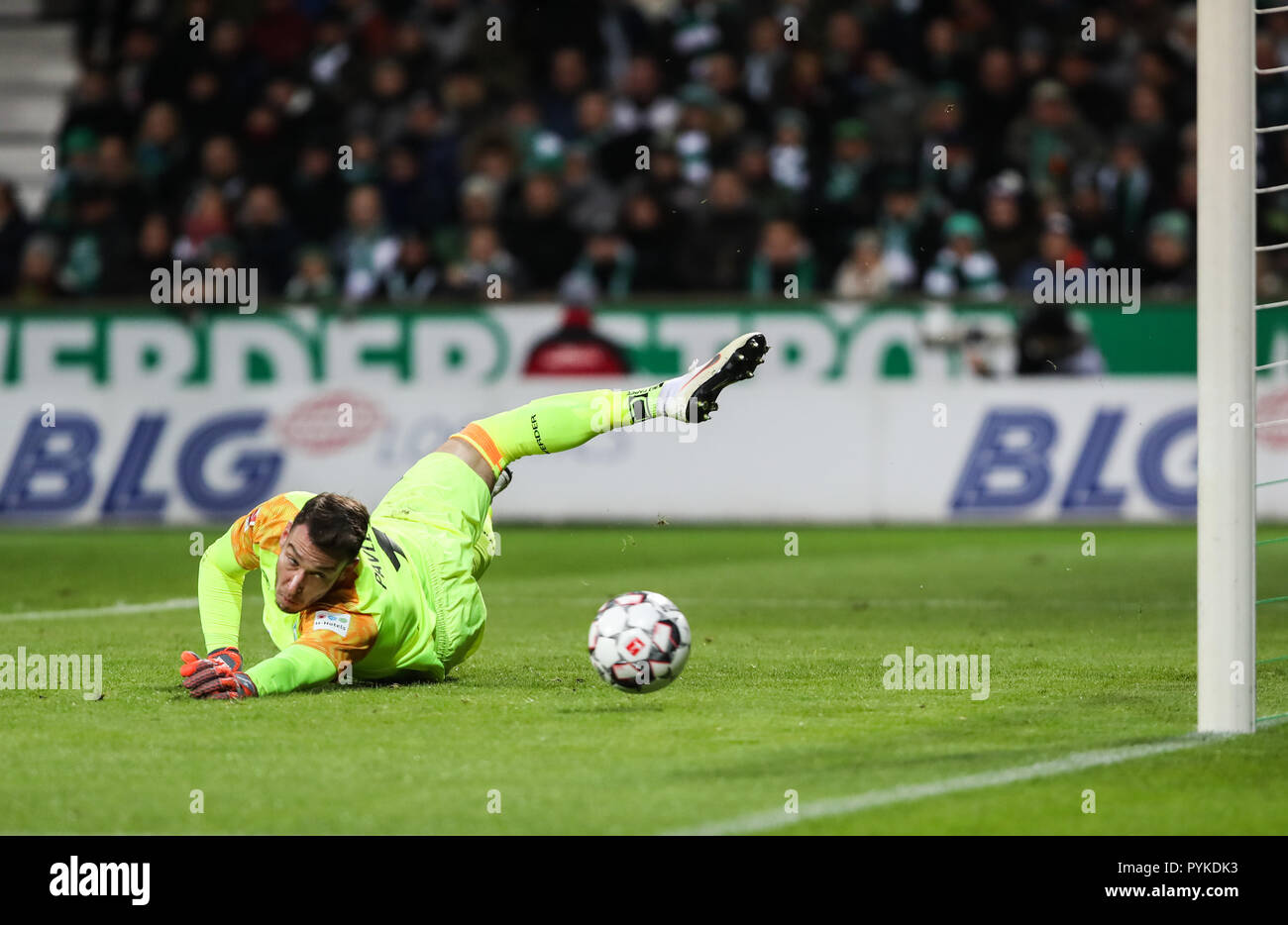 Brême, Allemagne. 28 Oct, 2018. L'attaquant Jiri Pavlenka Brême fait une sauvegarde au cours de la Bundesliga match entre SV Werder de Brême et Bayer 04 Leverkusen à Brême, Allemagne, le 28 octobre 2018. Leverkusen a gagné 6-2. Credit : Shan Yuqi/Xinhua/Alamy Live News Banque D'Images