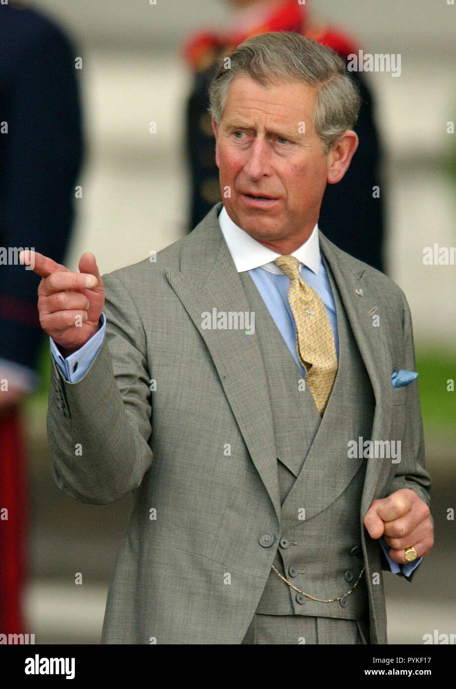 Madrid, l'Allemagne. 22 mai, 2004. (Afp) - Le Prince Charles de Grande-Bretagne des gestes aussi il arrive à la Cathédrale de l'Almudena pour le mariage de l'espagnol Prince Felipe et Letizia Ortiz, à Madrid, Espagne, le samedi 22 mai 2004. Utilisation dans le monde entier | Credit : dpa/Alamy Live News Banque D'Images