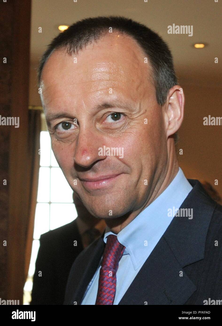 Konigswinter, Allemagne. 12Th Mar, 2010. ARCHIVE - Friedrich Merz, ancien chef de la fraction CDU au Bundestag, prises le 12.03.2010 sur le Petersberg, dans la région de Konigswinter. La Landesbank à vendre : Friedrich Merz est la personne idéale pour ce travail. Le 55-year-old CDU et expert des finances sait exactement où l'avenir de la WestLB sera décidé. Credit : Jorg Carstensen dpa/lnw/lhe (dpa-portrait sur 11.02.2011) (c) afp - Bildfunk | worldwide/dpa/Alamy Live News Banque D'Images