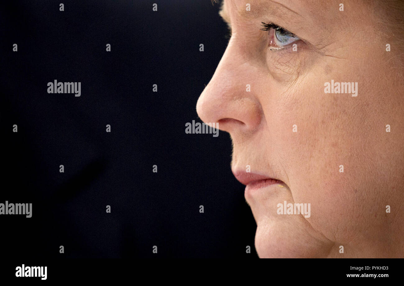 Dpatopbilder la Chancelière Angela Merkel (CDU) est après le 5 avril 2014 le Congrès du Parti fédéral de la CDU à Berlin. Les délégués de la CDU rencontrez pour leur congrès d'un jour et décider de leur programme électoral pour les élections européennes. Photo : Daniel/Naupold dans le monde l'utilisation de dpa | Banque D'Images