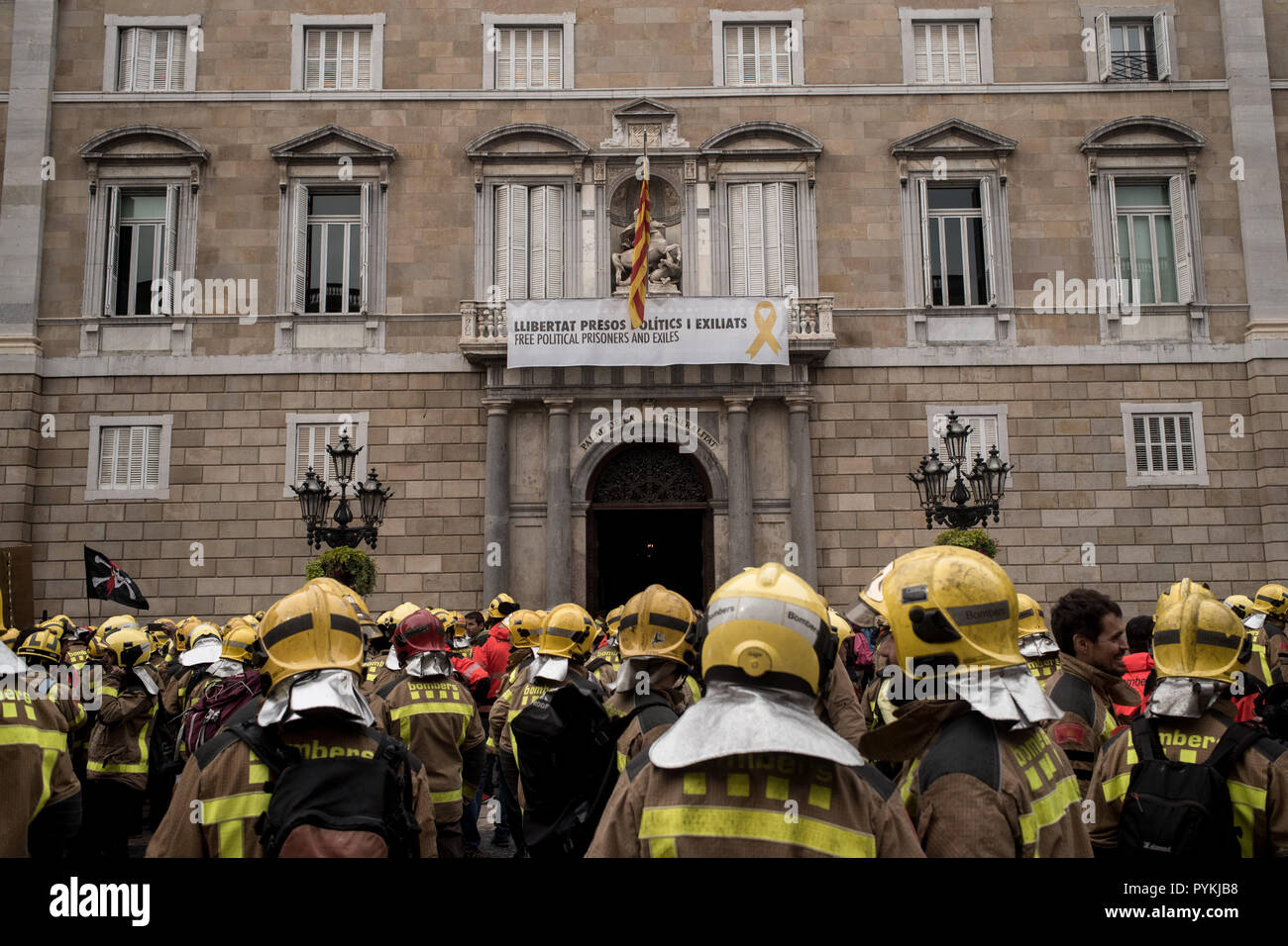 Barcelone, Espagne. 29 octobre 2018 - Barcelone, Catalogne, Espagne - Catalogne pompiers régionaux (bombardiers de la Generalitat) organiser une manifestation en face de Gouvernement Catalan exigeant des améliorations de salaires et la fourniture de plus de matière et de ressources pour les pompiers. Crédit : Jordi Boixareu/Alamy Live News Banque D'Images