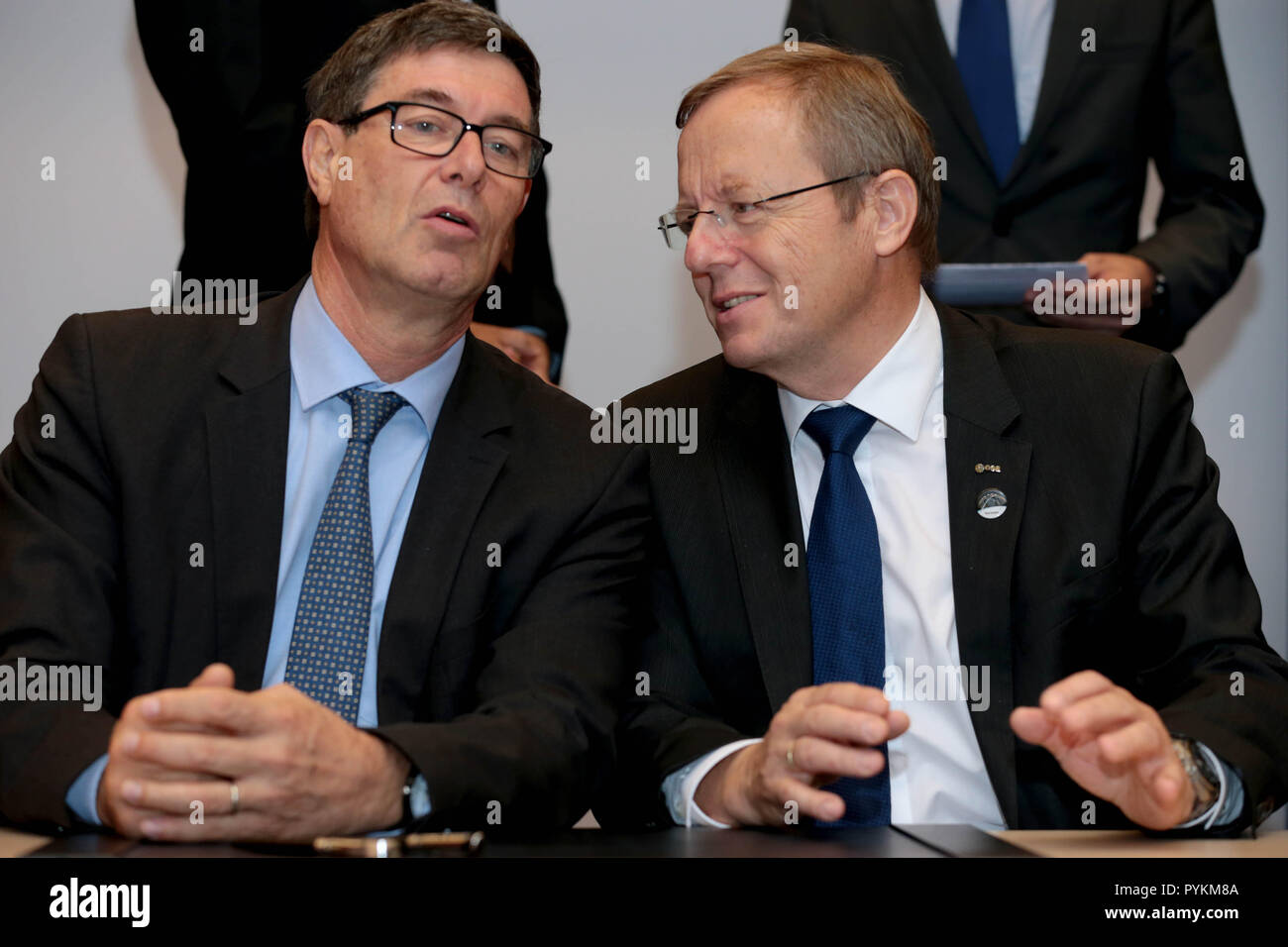 Madrid, Espagne. 25 octobre, 2018. Mauro Dell'Ambrogio (L), Secrétaire d'Etat à l'éducation, la recherche et l'Innovation de la Suisse, et Johann-Dietrich Wörner, directeur général de l'Agence spatiale européenne (ESA), assister à une réunion ministérielle de l'Agence spatiale européenne (ESA) au Centre européen d'astronomie spatiale (ESAC) en Villanueva de la Cañada, près de Madrid. La conférence provisoire a servi à préparer la prochaine réunion du Conseil ministériel de l'ESA, 'Space19 ', prévue pour novembre 2019 à Séville, Espagne. Credit : Juan Carlos Rojas/dpa/Alamy Live News Banque D'Images