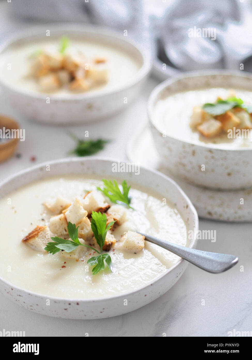 Purée de chou-fleur soupe de pommes de terre sur une table de marbre blanc, de la crème de chou-fleur soupe avec des croûtons de pain grillé. Aliments sains végétariens concept. Idées et recettes pour des repas d'hiver. La verticale. Banque D'Images Purée de chou-fleur soupe de pommes de terre sur une table de marbre blanc, de la crème de chou-fleur soupe avec des croûtons de pain grillé. Aliments sains végétariens concept. Idées et recettes pour des repas d'hiver. La verticale. Banque D'Images