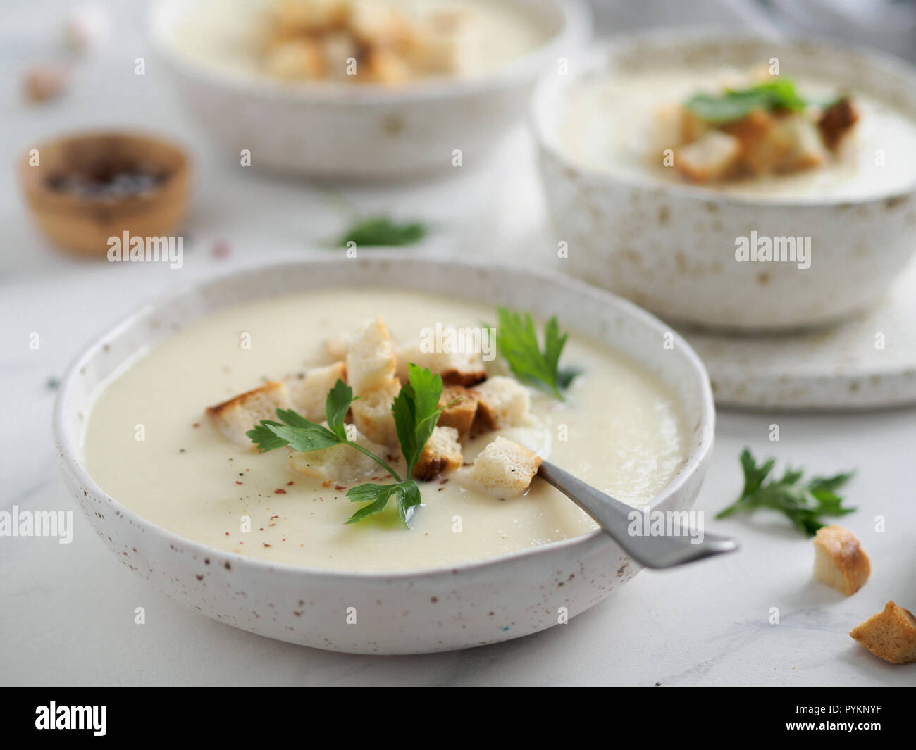Purée de chou-fleur soupe de pommes de terre sur une table de marbre blanc, de la crème de chou-fleur soupe avec des croûtons de pain grillé. Aliments sains végétariens concept. Idées et recettes pour des repas d'hiver. Copy space Banque D'Images Purée de chou-fleur soupe de pommes de terre sur une table de marbre blanc, de la crème de chou-fleur soupe avec des croûtons de pain grillé. Aliments sains végétariens concept. Idées et recettes pour des repas d'hiver. Copy space Banque D'Images
