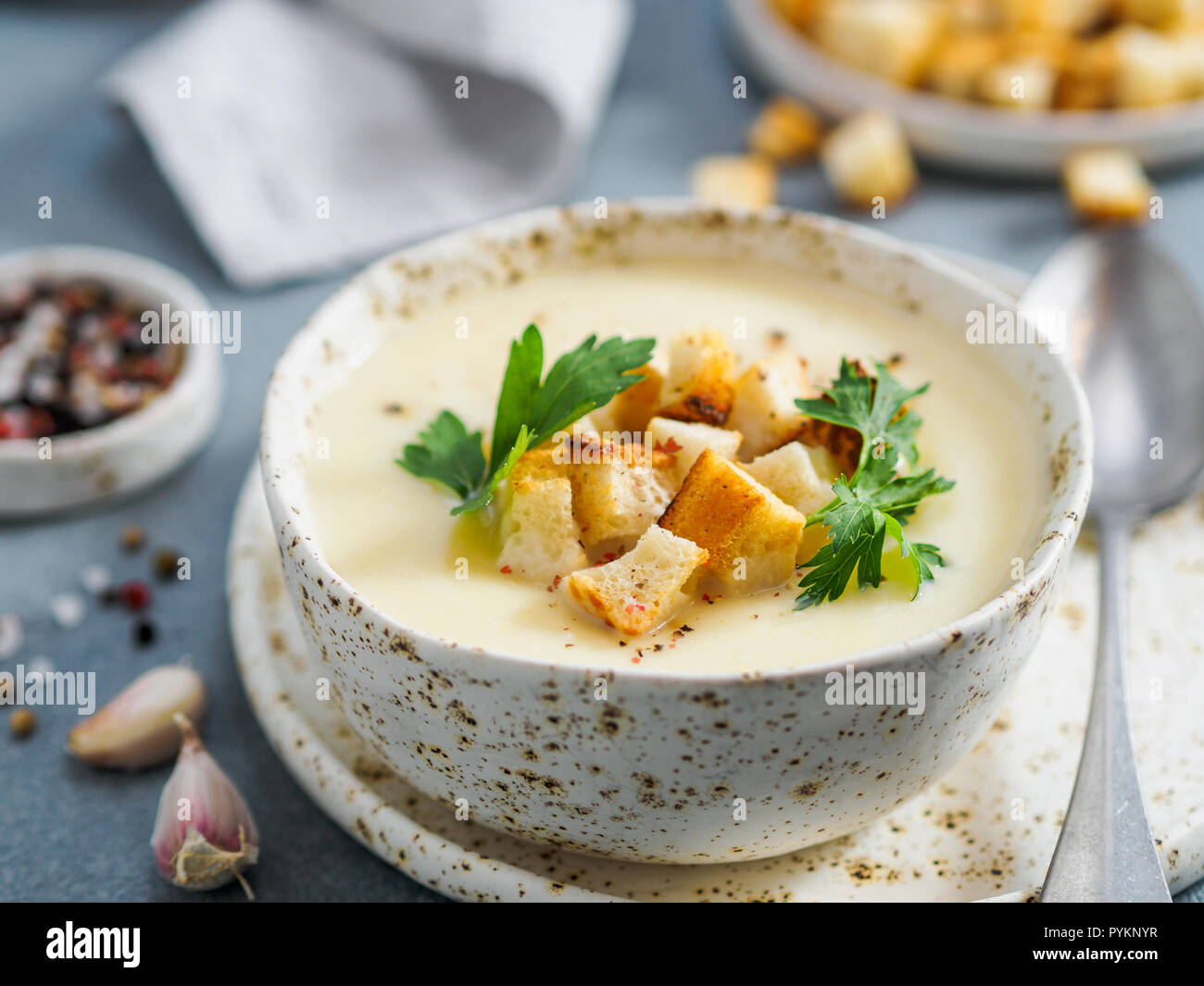 Purée de chou-fleur soupe de pommes de terre sur fond de pierre,Soupe de chou-fleur crémeux avec des croûtons de pain grillé.alimentation saine végétarienne concept. Idées et recettes pour des repas d'hiver.Shallow DOF.Copier l'emplacement pour un texte Banque D'Images Purée de chou-fleur soupe de pommes de terre sur fond de pierre,Soupe de chou-fleur crémeux avec des croûtons de pain grillé.alimentation saine végétarienne concept. Idées et recettes pour des repas d'hiver.Shallow DOF.Copier l'emplacement pour un texte Banque D'Images