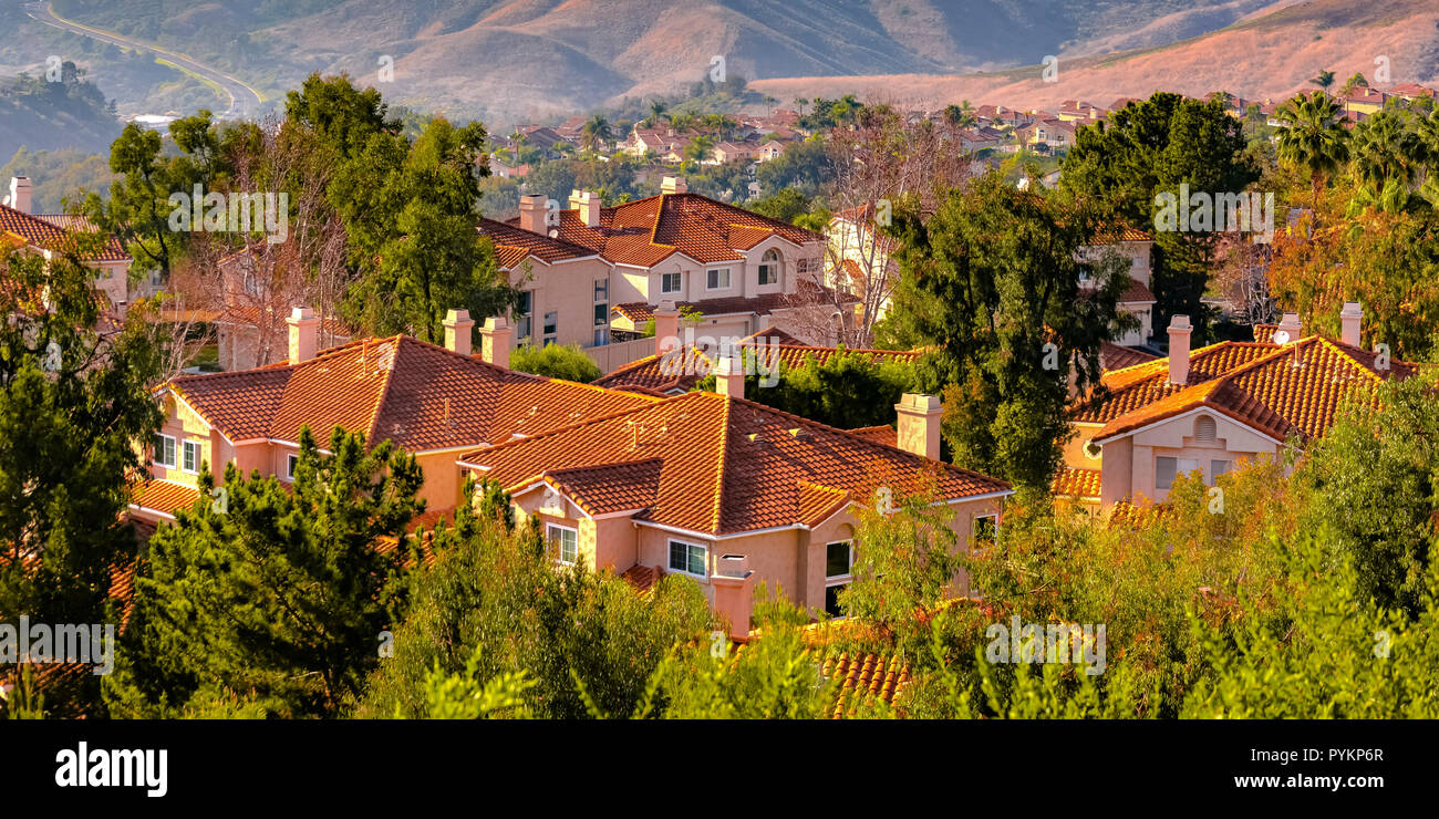 Les collines et les arbres au milieu de maisons à San Clemente, CA Banque D'Images