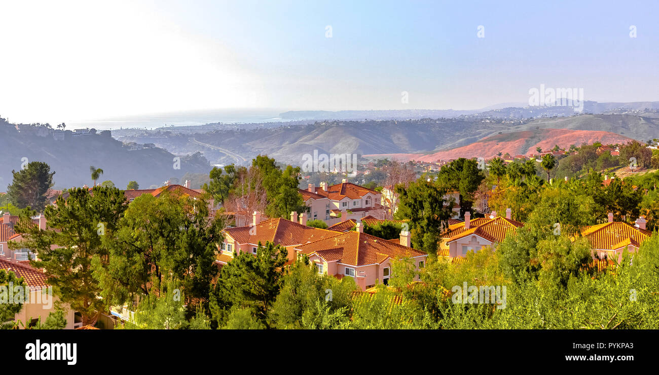 Maisons sur une colline à San Clemente en Californie Banque D'Images