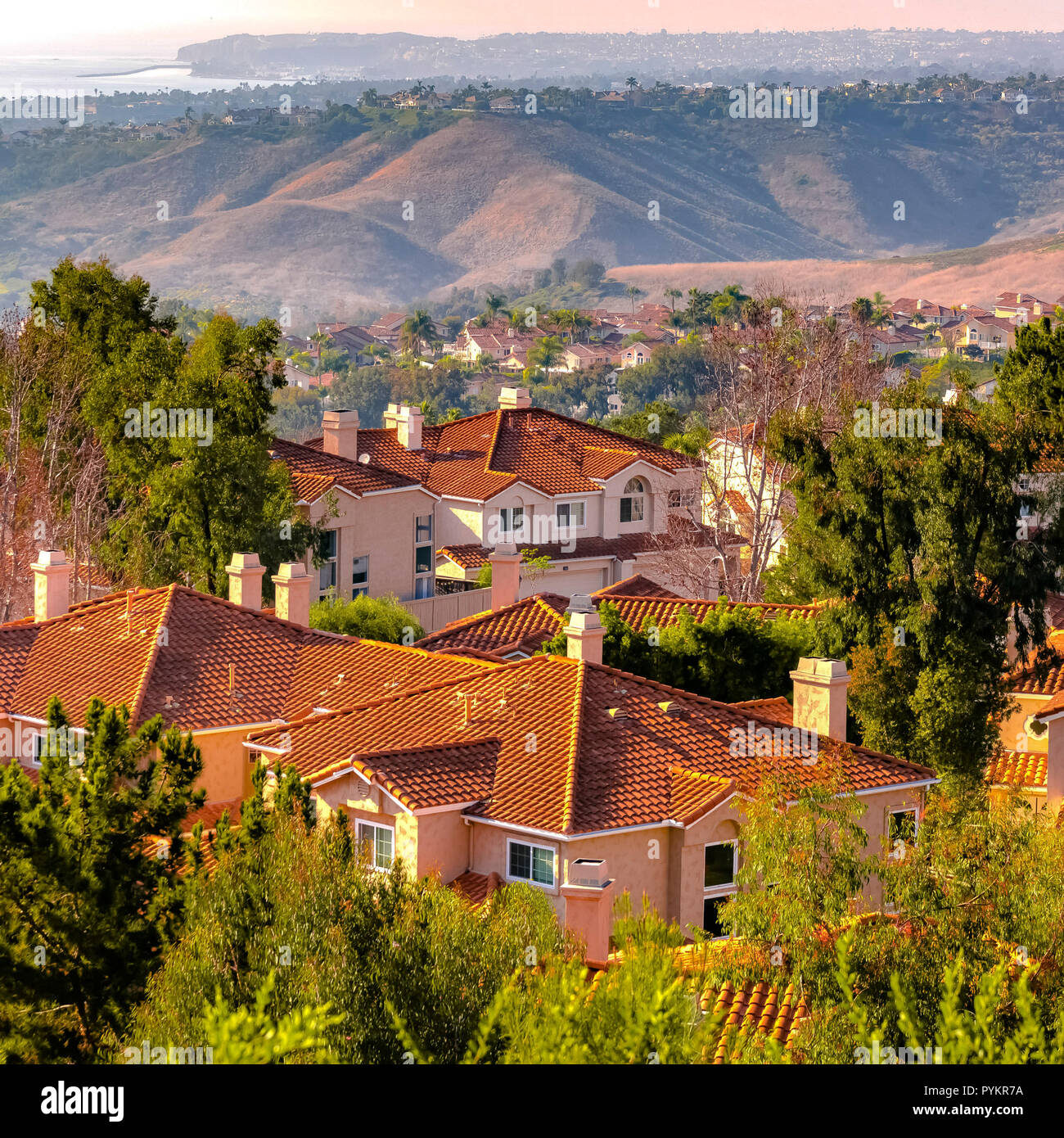 San Clemente maisons avec vue sur collines Banque D'Images