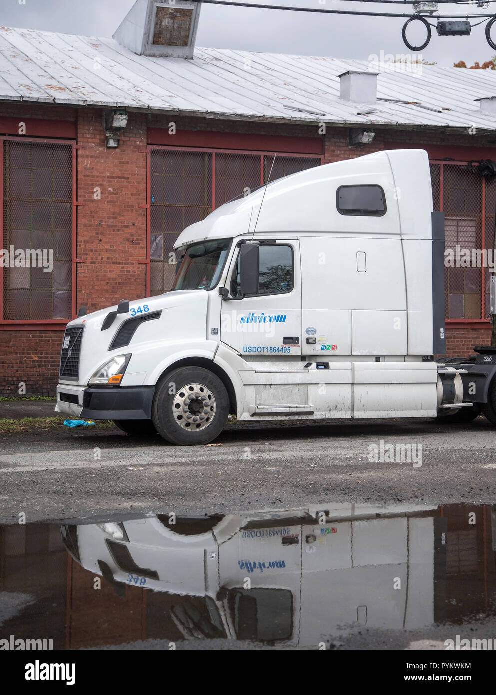 La cabine d'un camion remorque avec reflet dans Patterson, NJ Banque D'Images