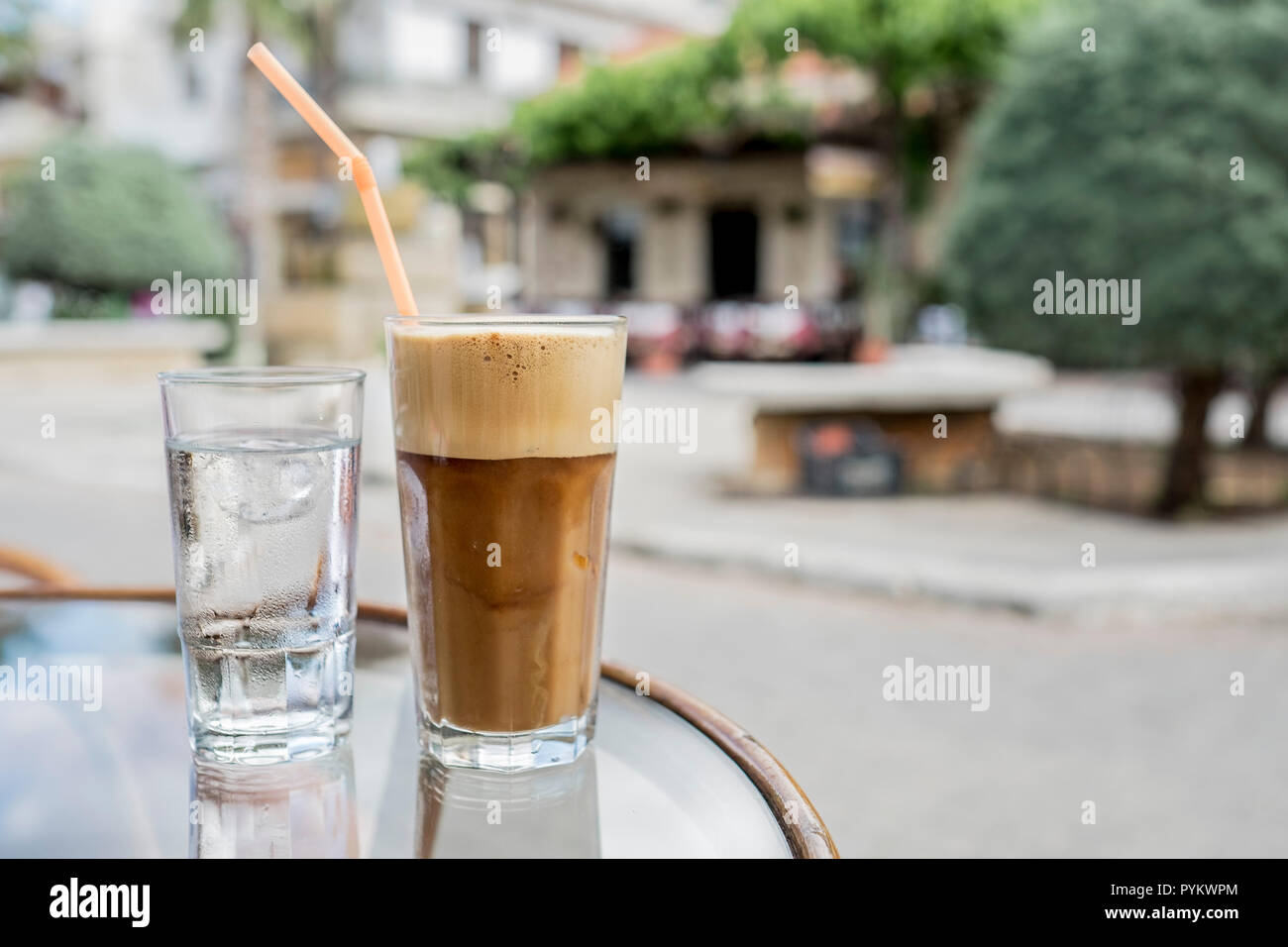 Café au café de la rue grecque sur un jour d'été ensoleillé Banque D'Images