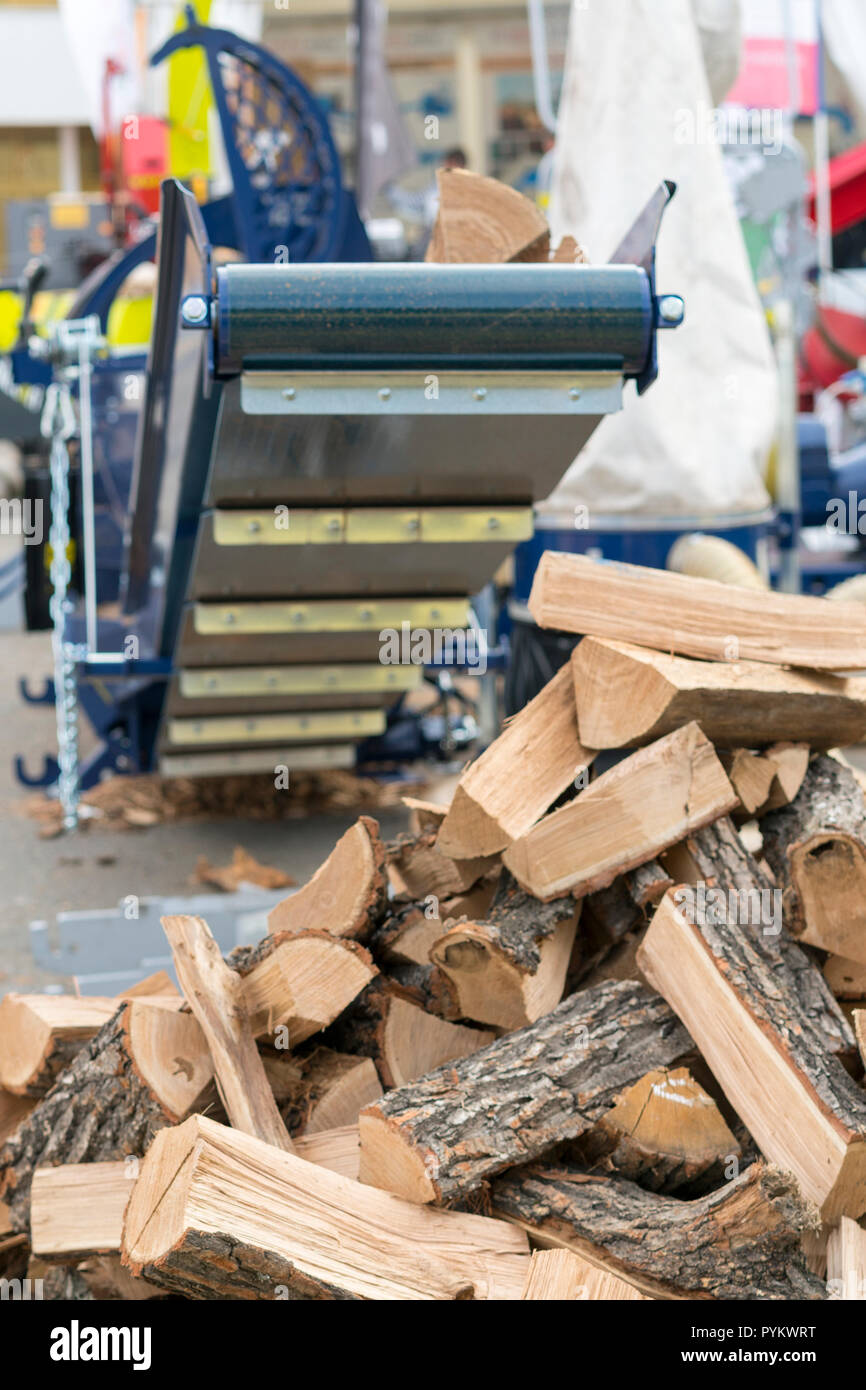 Machine pour la coupe de bois de chauffage. bois de chauffage avec une  machine à découper close up. photo verticale Photo Stock - Alamy