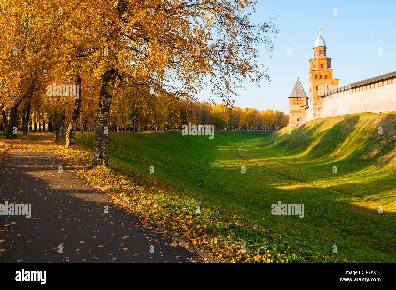 Veliki Novgorod, Russie. Hypothèse et Kokui tours de Veliki Novgorod Kremlin forteresse en journée ensoleillée d'automne Banque D'Images