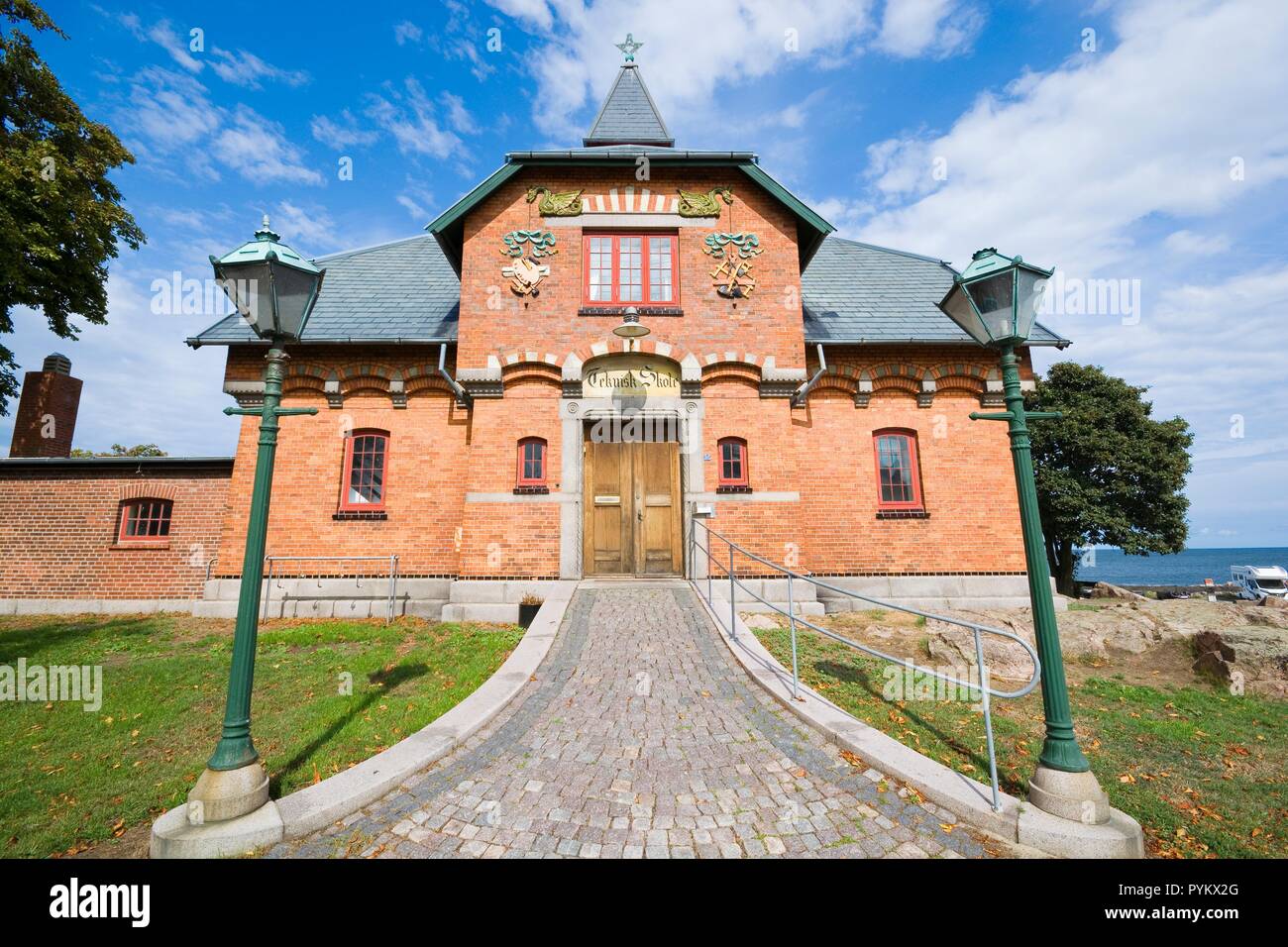 ALLINGE, DANEMARK - 24 août 2018 : Le vieux bâtiment de l'école technique de briques rouges sur la côte de la mer Baltique, construit en 1895. De 1970 à 2017 il w Banque D'Images
