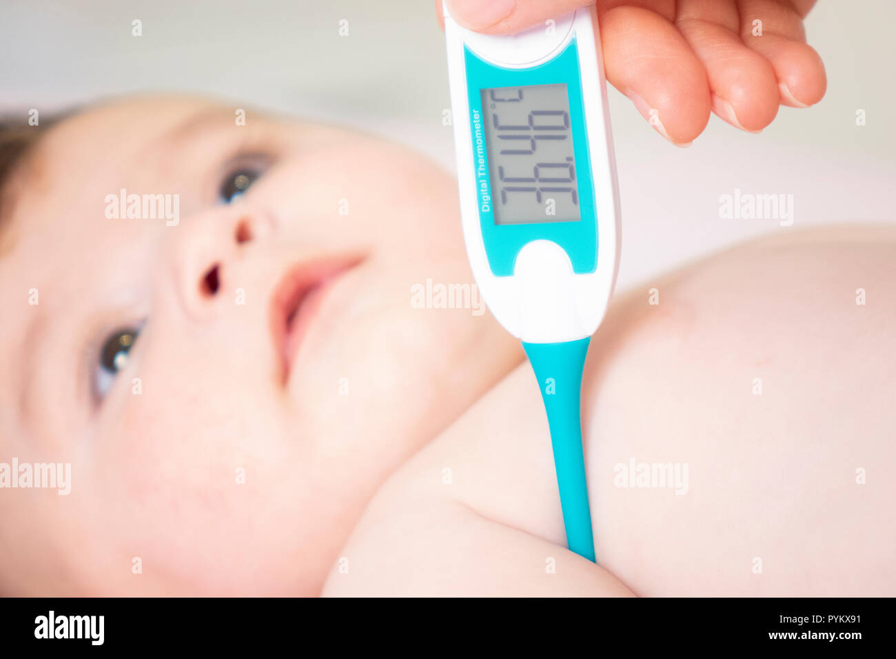 Bebe Malade Avec La Mesure De Bouilloire Thermometre La Fievre De L Enfant Malade Kid Attraper Froid Avec La Temperature Enfant Malade Au Lit Avec Fievre La Temperature De Mesure Wi Photo Stock