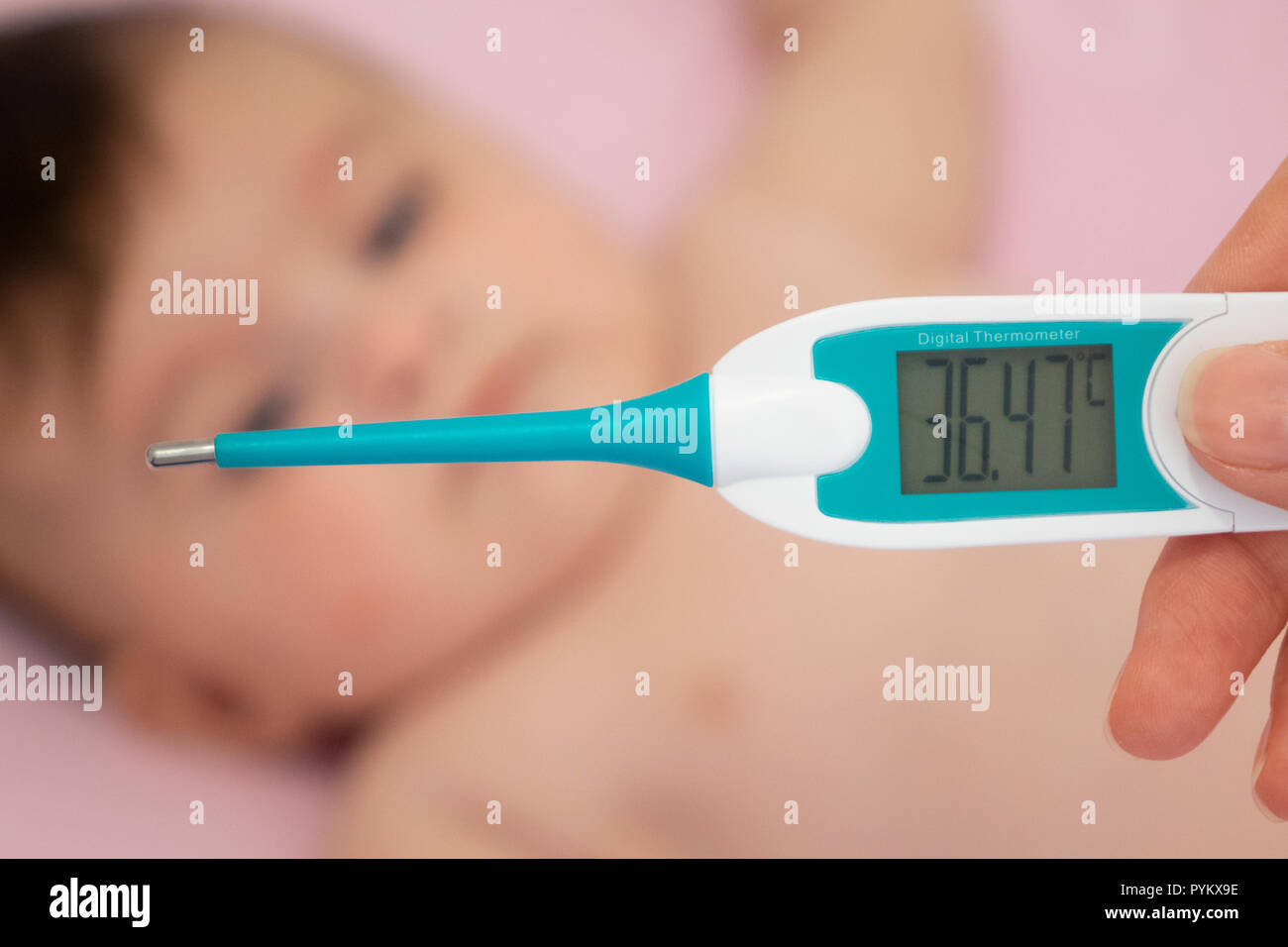 Bebe Malade Avec La Mesure De Bouilloire Thermometre La Fievre De L Enfant Malade Kid Attraper Froid Avec La Temperature Enfant Malade Au Lit Avec Fievre La Temperature De Mesure Wi Photo Stock