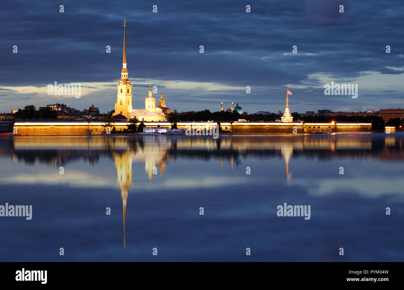 Forteresse Pierre et Paul dans la nuit, sur la Neva, Saint-Pétersbourg, Russie Banque D'Images