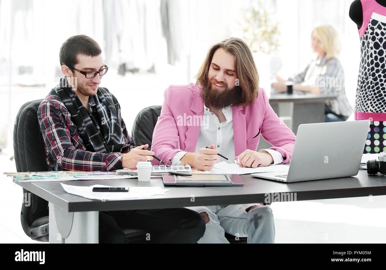Les concepteurs de deux collègues assis à un bureau dans le studio Banque D'Images