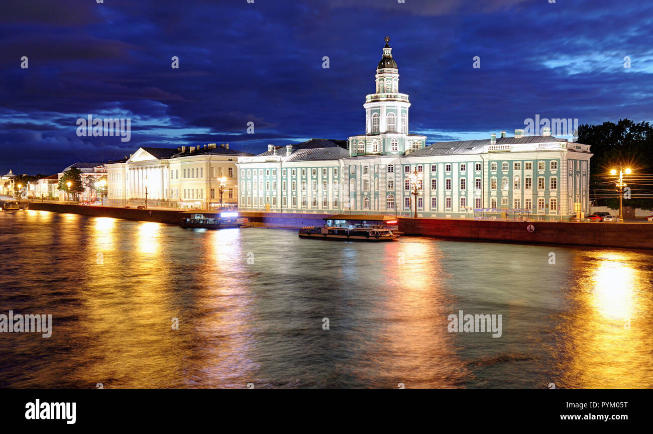 Kunstkamera building at night, Saint Petersburg, Russie Banque D'Images