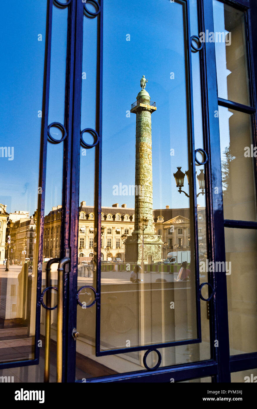 France Paris, reflet de la colonne sur une vitrine de la Place Vendôme Banque D'Images