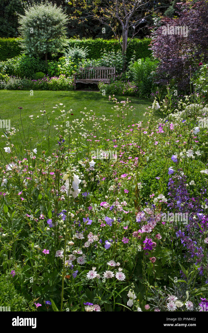 Boarder d'été en jardin anglais avec banc en bois ,Angleterre,Europe Banque D'Images