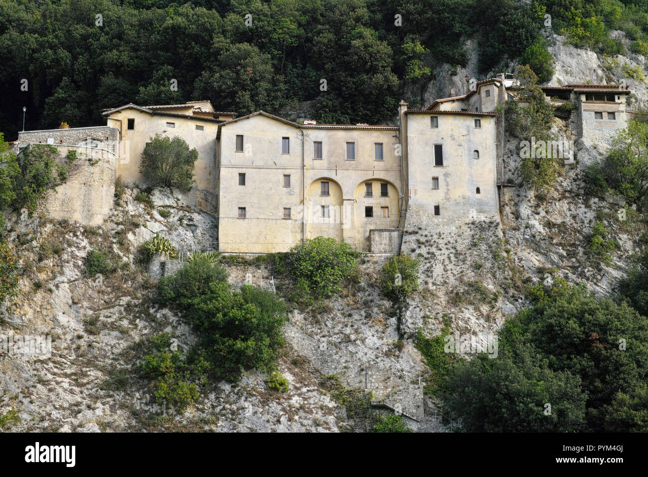 Une vue sur le sanctuaire de saint François à Greccio, Rieti, Latium, Italie Banque D'Images