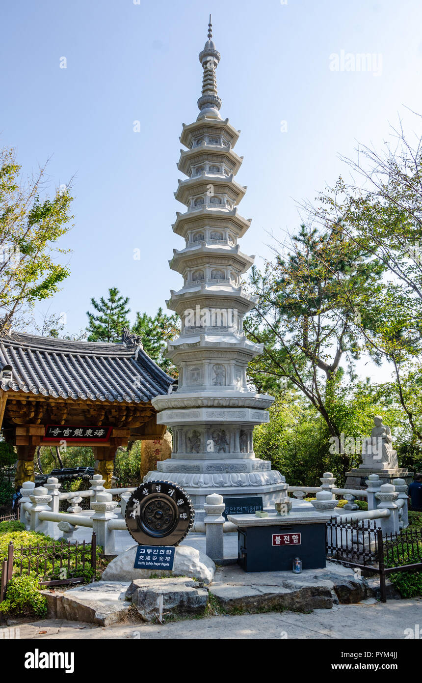 La sécurité routière à la pagode de prière Haedong Yonggungsa Temple à Busan, Corée du Sud. Banque D'Images