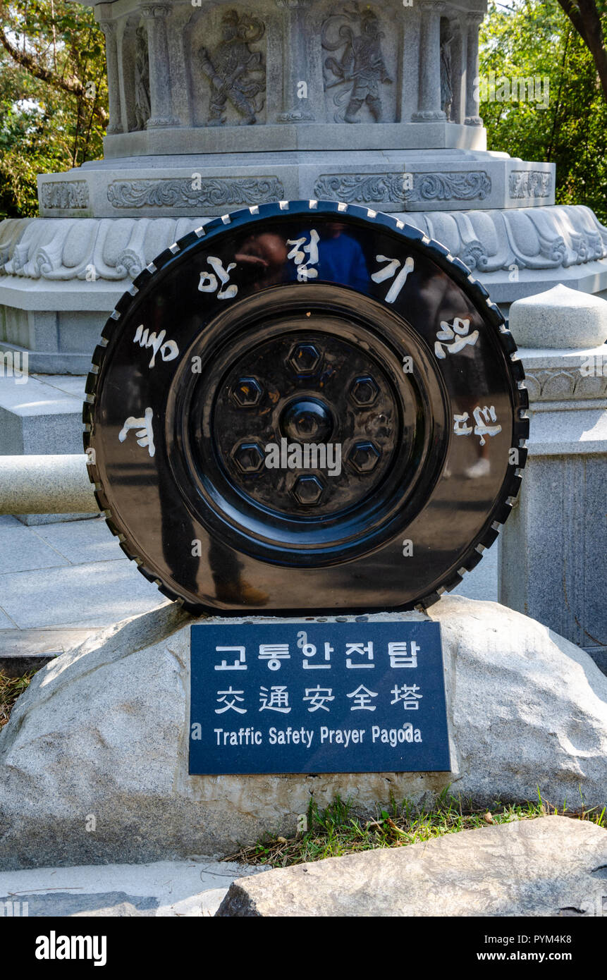 La sécurité routière à la pagode de prière Haedong Temple Yonggung à Busan, Corée du Sud. Banque D'Images