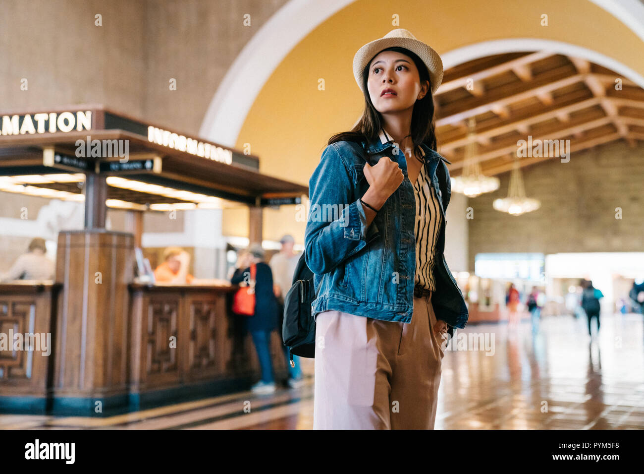 Voyageur femme debout devant le centre d'information, d'essayer de trouver la voie par elle-même. Vue de l'information Bureau de la gare Union à la amer Banque D'Images