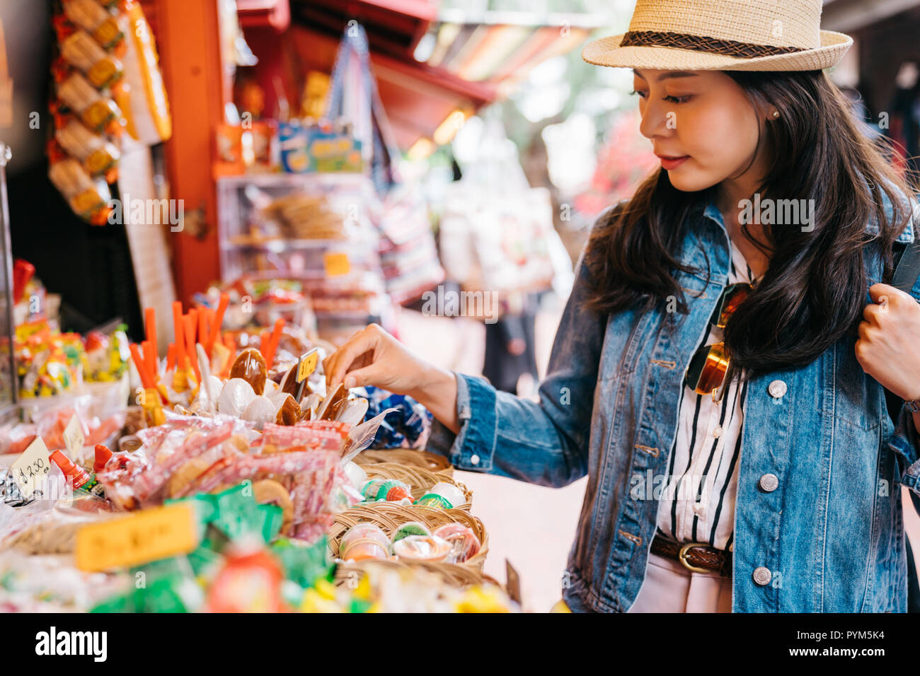 Dame élégante en choisissant des bonbons bonbons au vendeur dans le marché traditionnel. les voyageurs mexicains en spécialités vendeurs extérieurs en voyage. Banque D'Images