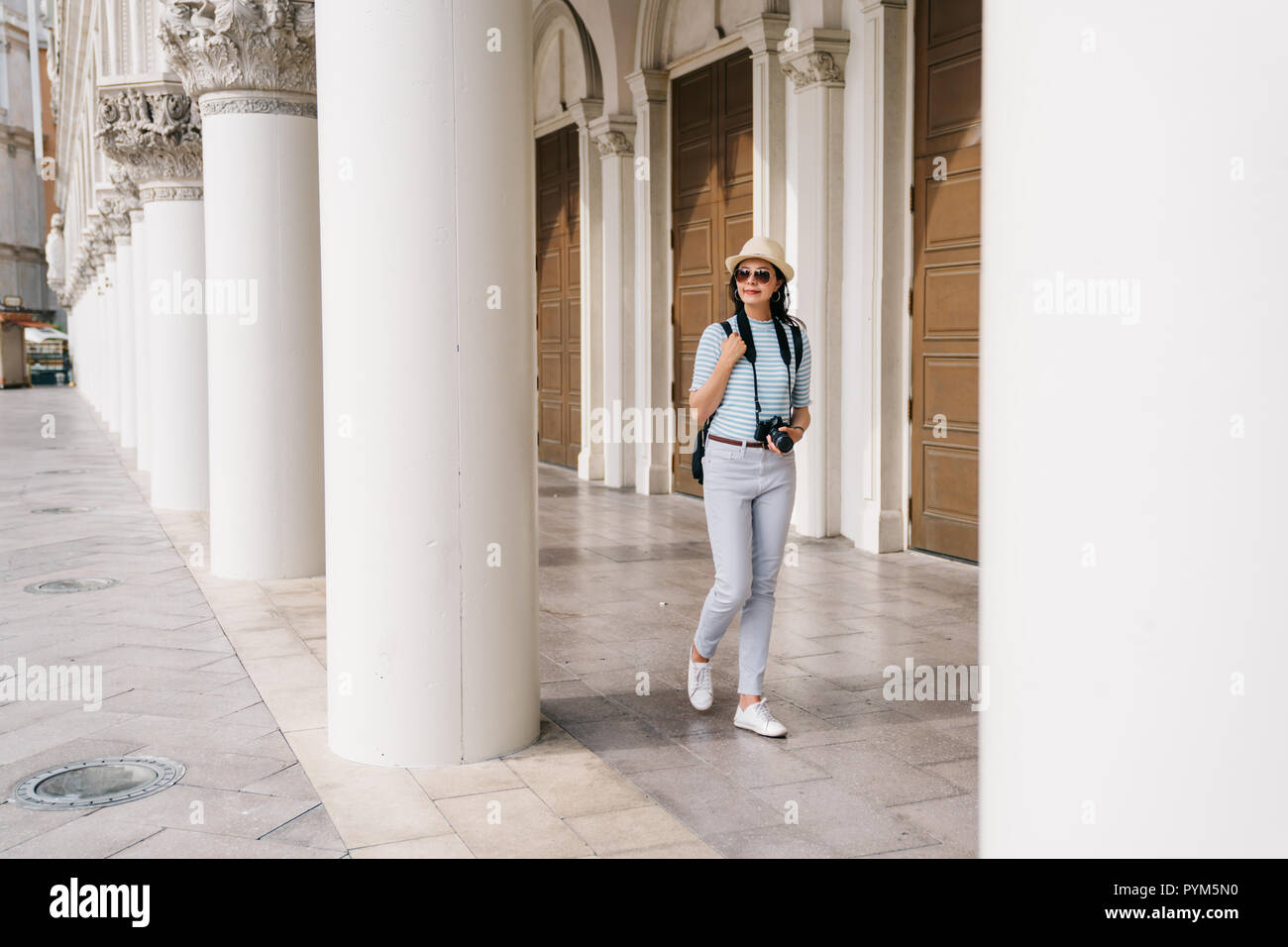 Longueur complète photo d'une belle balade dans le couloir de l'immeuble de style grec. Visite touristique d'Asie célèbre monument situé en centre-ville de Las v Banque D'Images