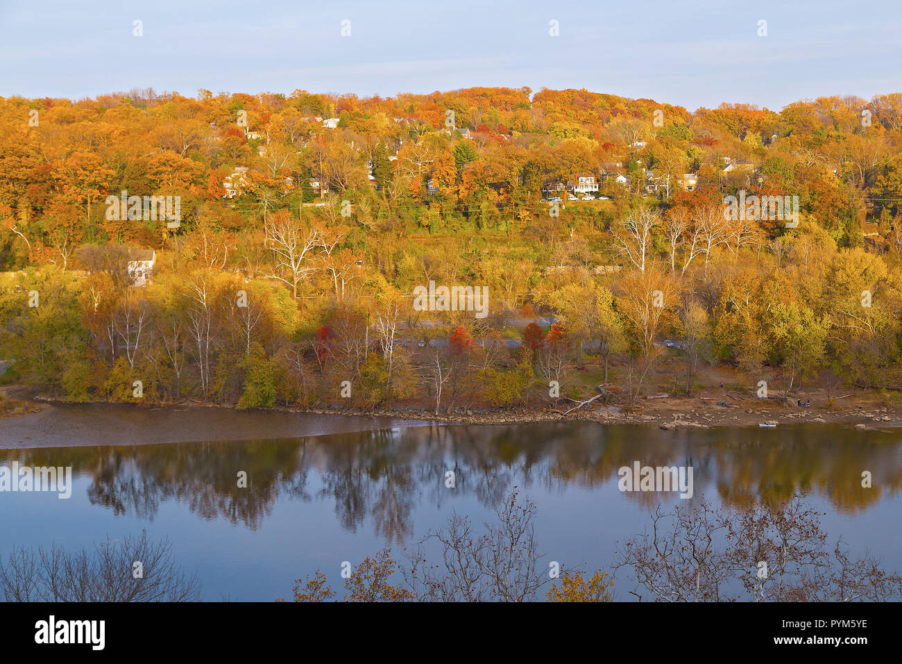 Banlieue de Washington DC à l'automne, USA. Quartier le long du fleuve Potomac et Canal Park sur une belle après-midi d'automne. Banque D'Images