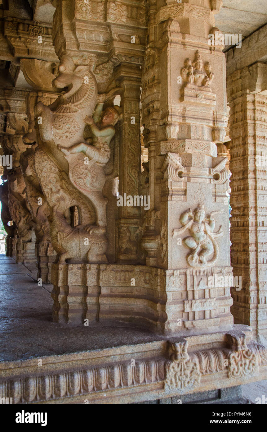 Les piliers ornés magnifiquement sculpté du Maha Mantapa dans Vijaya Vittala Temple, Hampi, Karnataka, Inde Banque D'Images