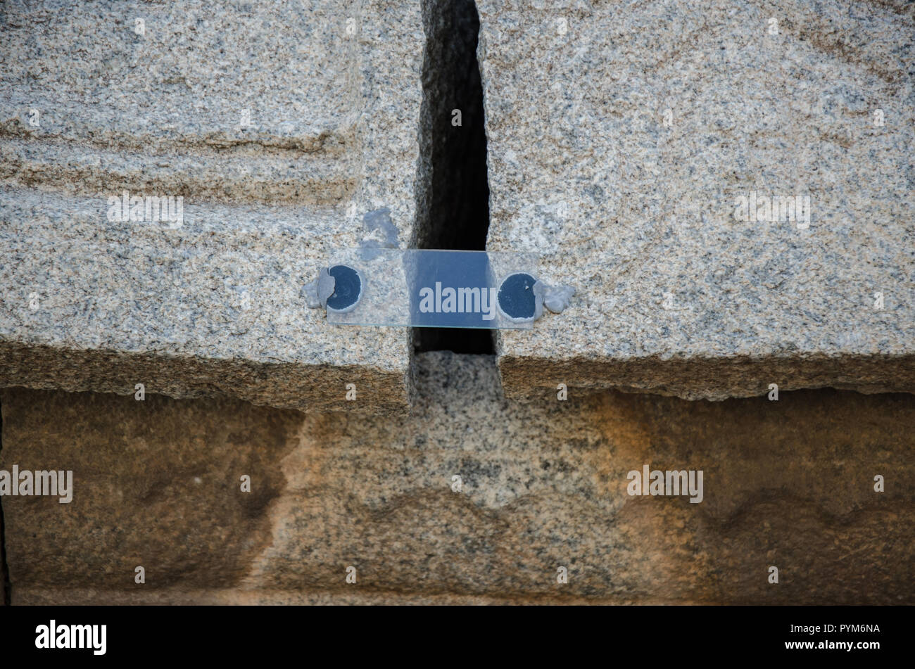 Bande de verre collé sur la fissure pour surveiller le déplacement de mur de pierre dans Vijaya Vittala Temple, Hampi, Karnataka, Inde Banque D'Images