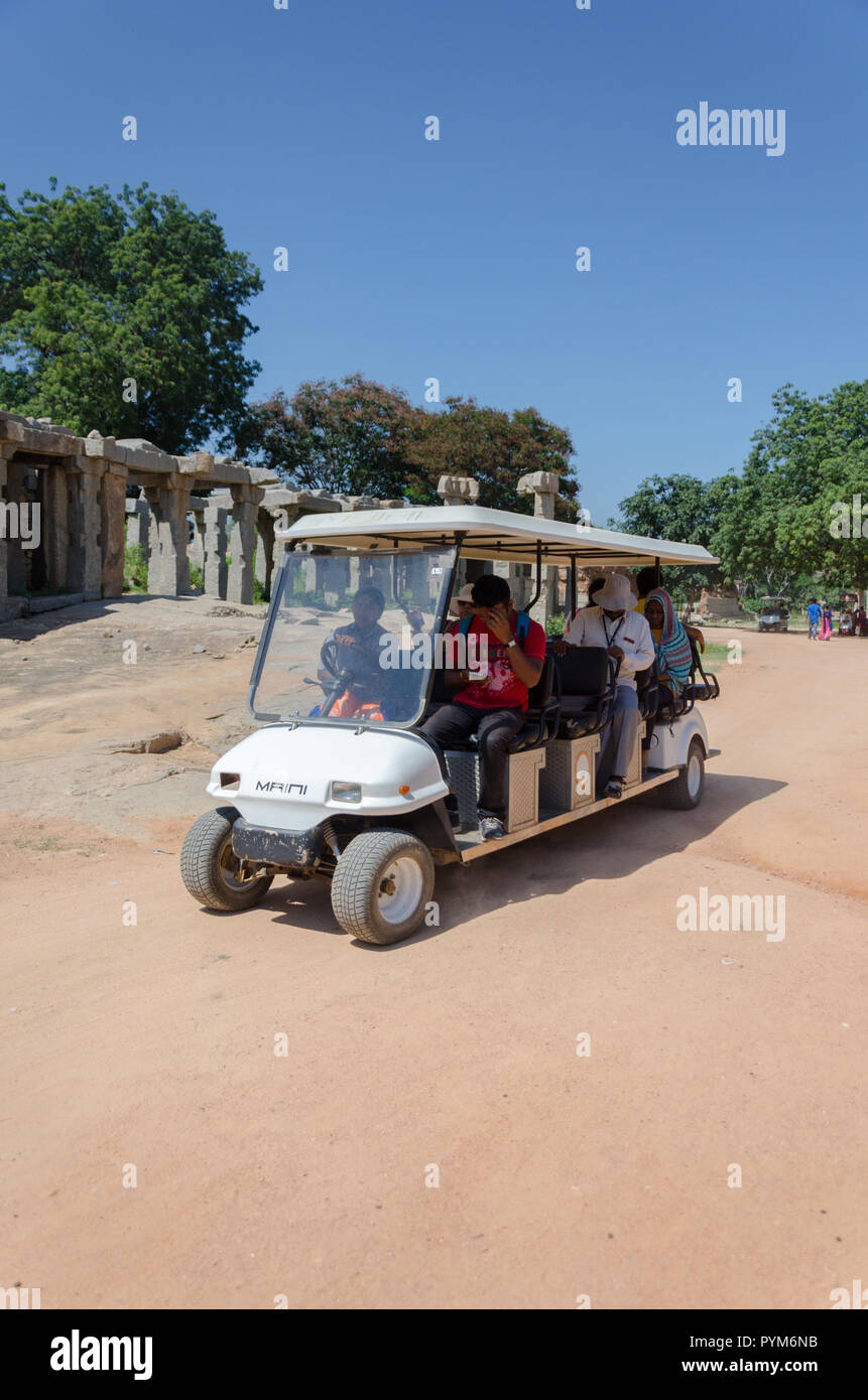 Voitures électriques conduit par les femmes, utilisé pour le transport de passagers pour une distance de 1,5 kms à la porte du temple Vittala Vijaya à Hampi, Karnataka, Inde Banque D'Images