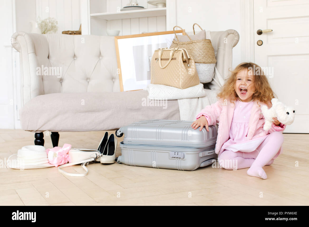 Happy little girl Playing with a suitcase rétro Banque D'Images