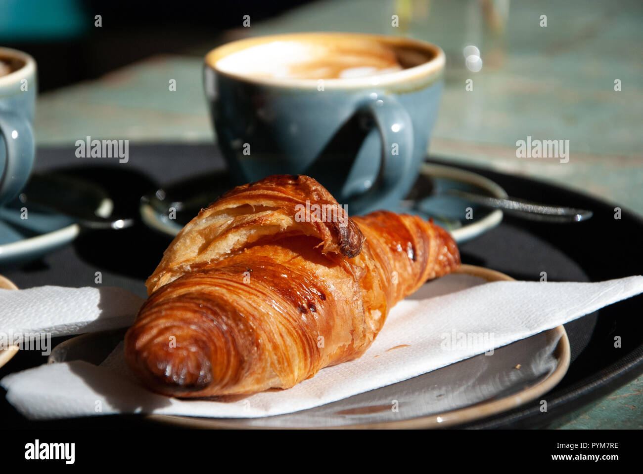 Petit-déjeuner français - croissant et café Banque D'Images