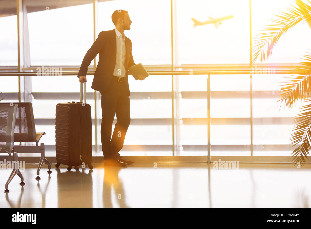 Avec une assurance sur les voyages d'affaires à l'aéroport en été Banque D'Images