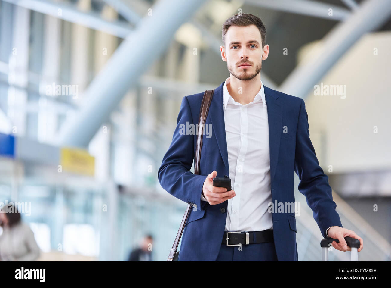 L'homme d'affaires en voyage d'affaires dans le terminal de l'aéroport à l'arrivée ou en cas de changement de trains Banque D'Images
