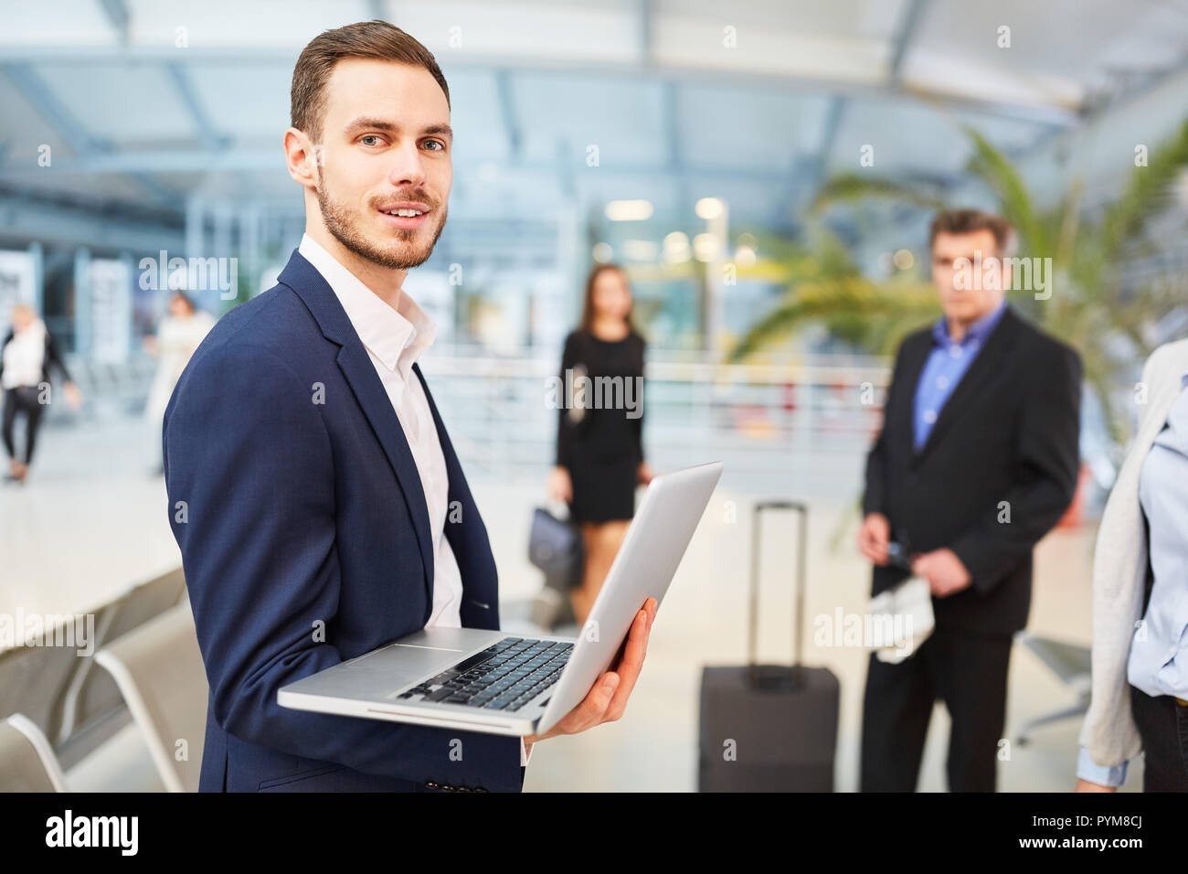 Jeune homme d'affaires en voyage d'in airport terminal Banque D'Images